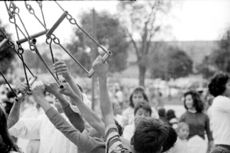 Niños juegan en un parque, Ca 1950. Nacho López